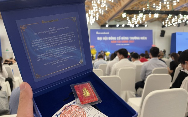 Shareholders who attend Sacombank’s 2022 annual meeting are given half a gold thread