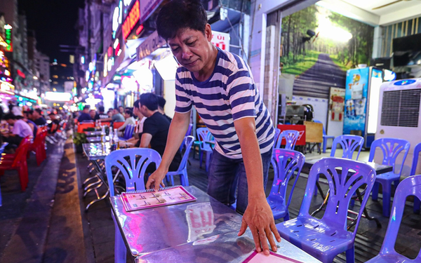 Bars and hotels on Bui Vien West Street have turned into restaurants and pubs