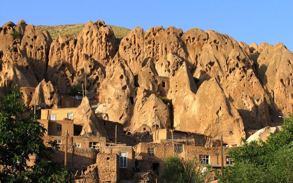 The ‘cliff’ village has the most terrifying but livable appearance in the world