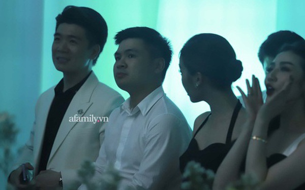 Hot: Hoa hậu Đỗ Mỹ Linh lần đầu xuất hiện bên con trai Bầu Hiển, nàng hậu liên tục có hành động gây chú ý