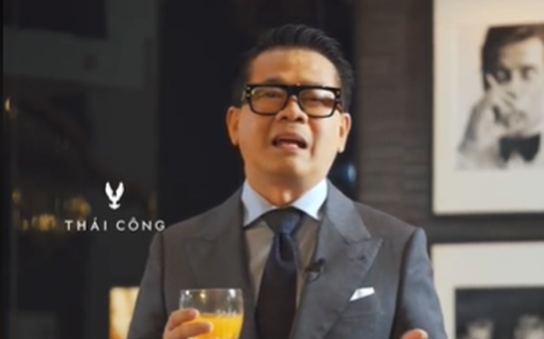 Designer Thai Cong uses a glass of orange juice to “slash” those who often comment and evaluate negatively about him after a series of sharing luxury experiences.