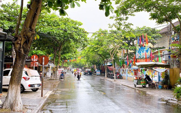 The scene of people traveling on the first day of the holiday April 30