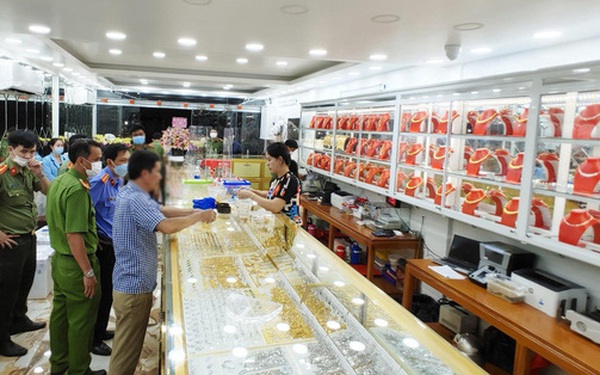 What did the Ministry of Finance say about the case that Phuoc Nguyen gold shop did not issue invoices or declare and pay taxes with a revenue of more than 10,000 billion VND?