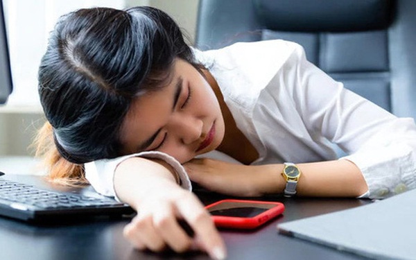 The woman suddenly became completely paralyzed on her right arm because of a daily sleep pattern of many young people, especially office workers.