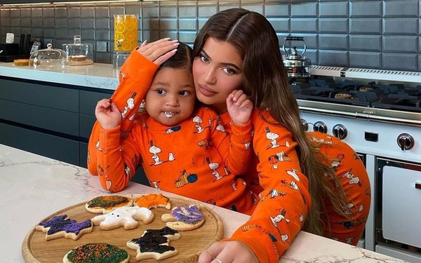 10 cách nuôi dạy con cái của nữ tỷ phú tự thân Kylie Jenner khác biệt so với các chị em nhà Kardashian