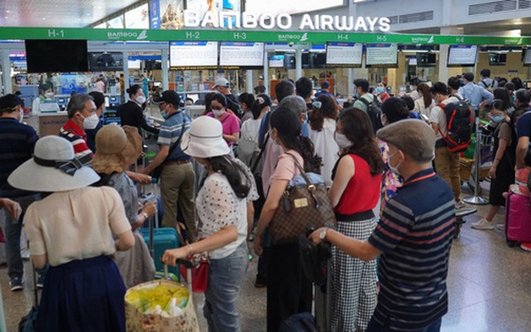 Tan Son Nhat Airport is bustling with tourists on the first day of the holiday