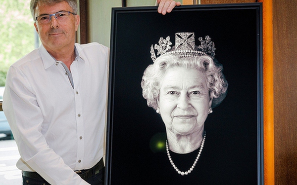 Bức chân dung chưa từng thấy của Nữ hoàng Anh được công bố với báu vật đặc biệt 200 năm tuổi, hiếm có khó tìm
