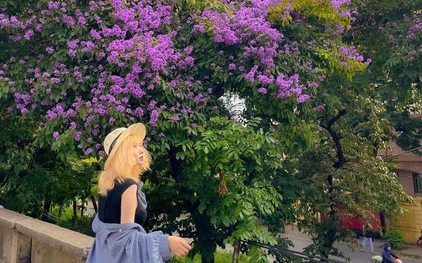 Find the corner with the purple mausoleum on the best picture in Hanoi, people invite each other to check-in quickly before it gets crowded