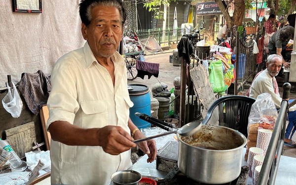 Special milk tea shops in the streets of India make thousands of dollars every month