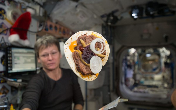 Lương khô và thức ăn của các phi hành gia NASA đã được cải tiến thế nào từ năm 1960 đến nay?