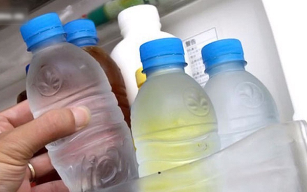 Spreading the news that plastic water bottles kept in the refrigerator produce cancer-causing toxins: What is the truth?