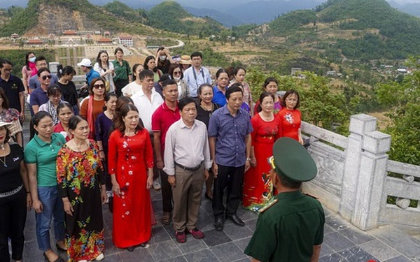 Du lịch Hà Giang chuyển mình, du khách đắm chìm trước cảnh đẹp mê hồn của vùng cao nguyên đá