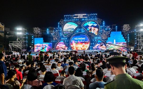 ‘Sea of ​​people’ poured into the street to watch fireworks during the Red Phoenix Flower Festival in Hai Phong