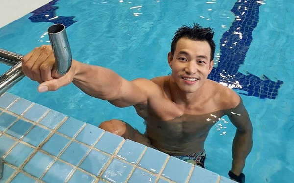 At the age of 18, he gave up swimming to go to Australia to study. At the age of 30, he “got charming” again with professional sports competition
