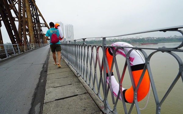 Install many lifebuoys on bridges in Hanoi
