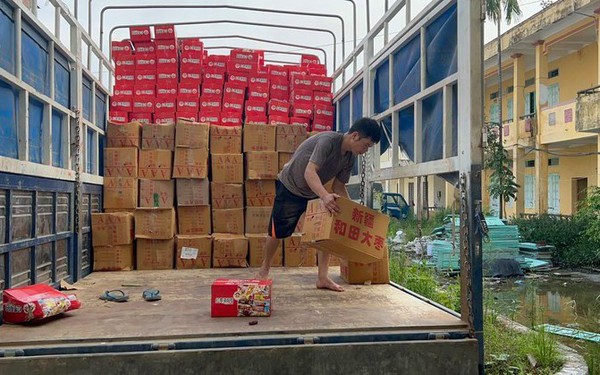 Phát hiện 1.000 thùng bánh bông lan nghi nhập lậu tại 'thủ phủ hàng nhái' La Phù