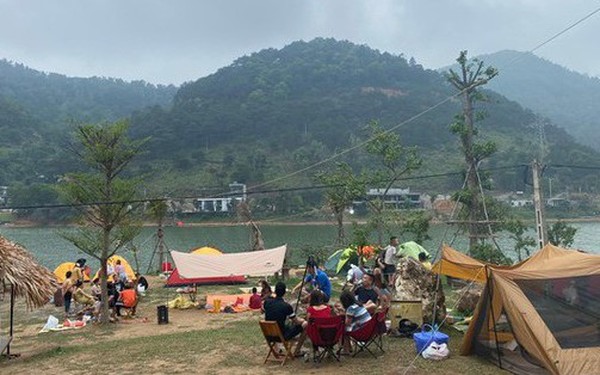 People in the capital are flocking to have a picnic at Dong Do Lake
