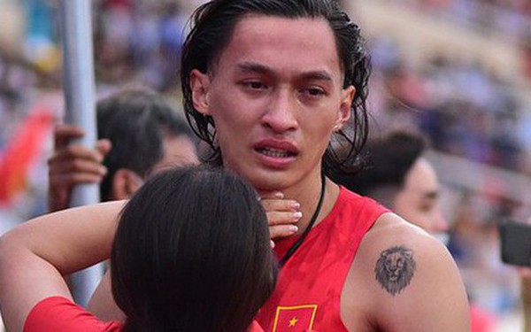 “Mom, I’m sorry!”, tears of the golden boy in athletics Tran Nhat Hoang