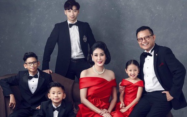 Marrying a rich man, living in a family with own and common children, but the way Ha Kieu Anh behaves and teaches children is admirable.