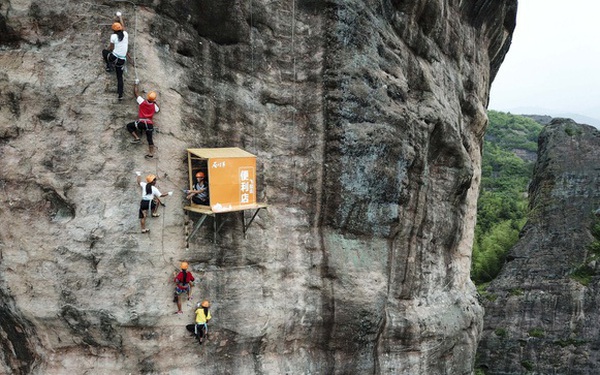 Convenience store ‘world’s most inconvenient’ has an area of ​​​​only one person, to buy goods must climb to a height of 120m