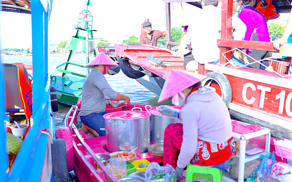 Because in the afternoon, his wife should paint the whole boat selling noodles pink, suddenly a Western couple welcomes hundreds of guests every day.