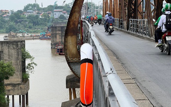The management unit spoke out about the case of more than half of the lifebuoys on the bridges in Hanoi “flying without wings”.