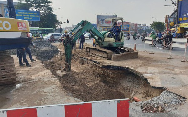 There is a “death” hole again at the intersection in Go Vap, prolonged traffic jams