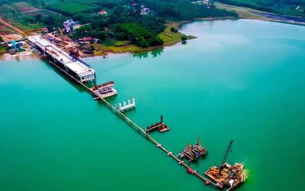 See the longest lake crossing bridge on the North Highway