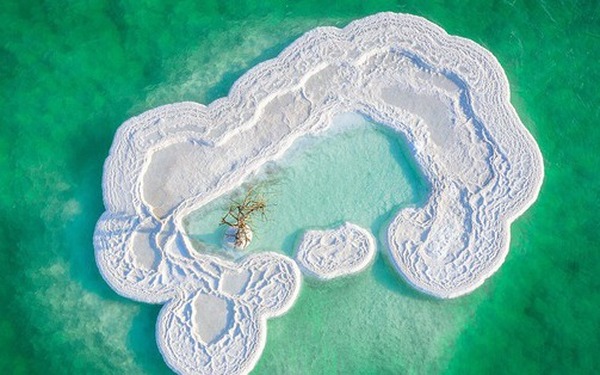 In the middle of the Dead Sea, there is an island as white as snow, containing a miracle that makes the whole world wonder