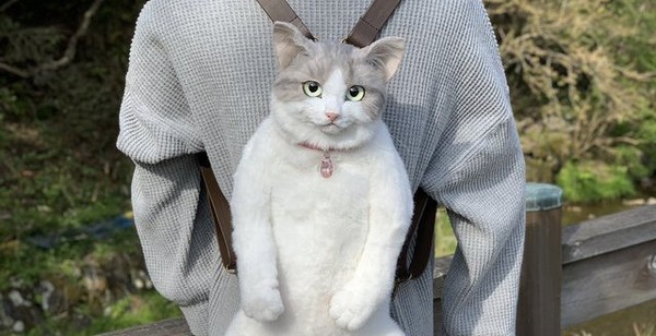 The Japanese are crazy about a backpack that looks exactly like a real cat, priced at more than 1,000 USD