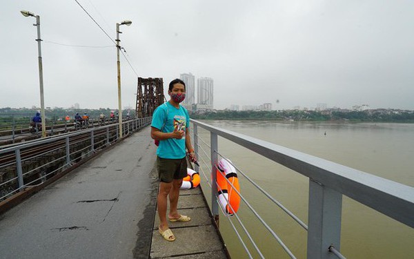 Anh Nguyễn Ngọc Khánh lắp đặt phao cứu sinh trên cầu Long Biên. Ảnh nhân vật cung cấp