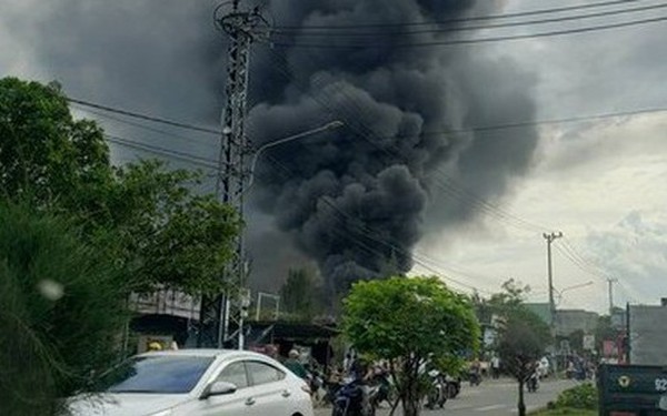 Terrible fire at a garment company, mobilizing police in 2 provinces to put out the fire