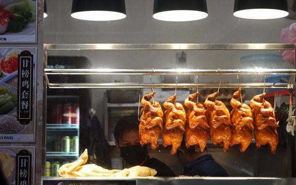 Chuyện con gà của Malaysia: Cấm xuất khẩu để chống lạm phát, nhưng giá tăng lại không phải do thiếu cung