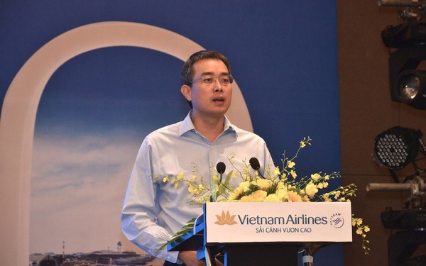How much is the salary of the President of Vietnam Airlines when the airline is losing more than 1 billion USD?