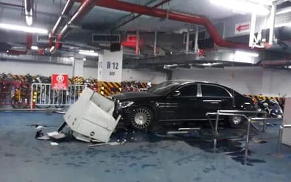 Maybach supercar crashes into a series of motorbikes in the apartment basement in Hanoi