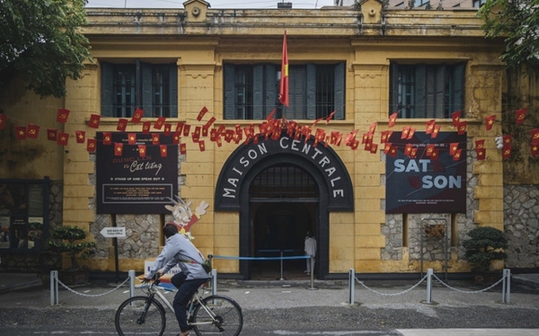 The full experience of visiting the impressive Hoa Lo prison, explaining why it attracts so many people