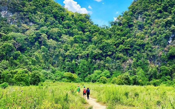 What does Tu Lan Cave have that so many people come to trekking these days?  Even the office sisters took their bags and hit the road!