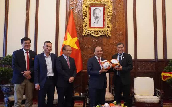 President Nguyen Xuan Phuc met and gave gifts to Coach Park Hang-seo and Mai Duc Chung