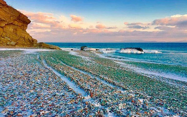 The beach is full of “jewels” like on another planet, just looking at the photos makes me want to pack my bags and go