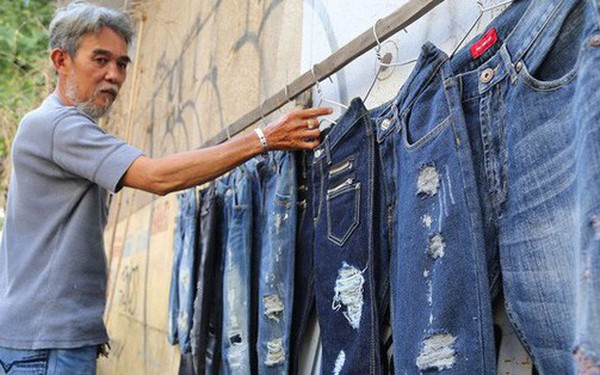 Nghề xé quần jeans độc đáo trên vỉa hè TP Hồ Chí Minh