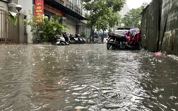 Extremely heavy rain, Hanoi streets turn into rivers