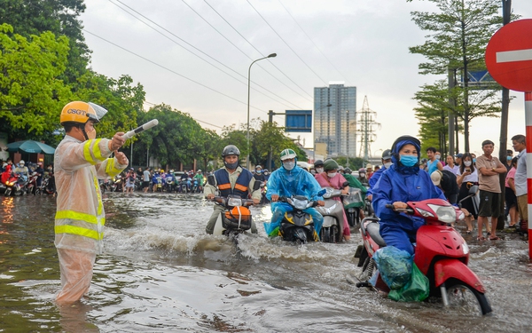 After the flood, the streets of Hanoi were severely congested, and the vehicles were standing still watching the water recede