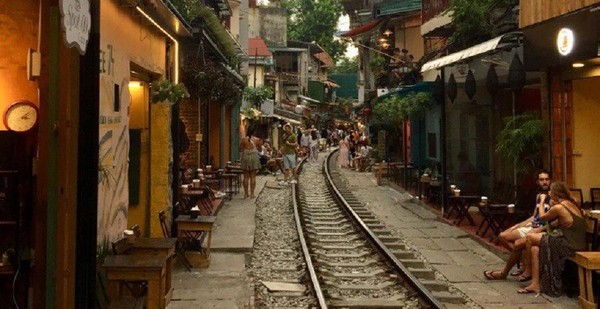 Foreign tourists are excited to return to check-in on the train street