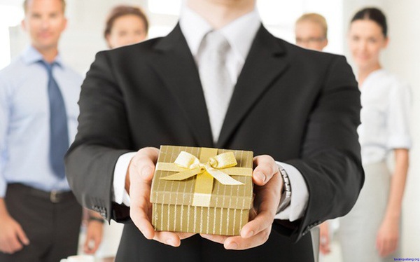 The guy was reminded by his colleagues for not buying a debut gift on the first day of work