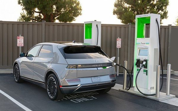 US President kicks off a .1 billion electric vehicle battery production plan