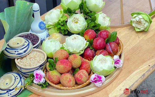 The set of fruit offerings for the Dragon Boat Festival with the price of a few hundred thousand are eye-catching, the seller closes the order with tired hands