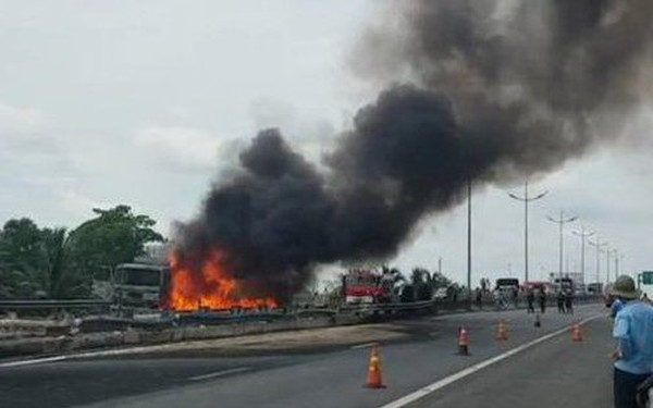 The damage of the oil tanker caught fire on the Ho Chi Minh City – Trung Luong highway
