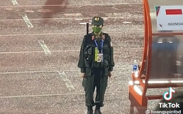 The girl who caused a fever after the opening match of the 31st SEA Games this year is not a beautiful fan, but a mobile policewoman with an attitude that everyone respects on the field.