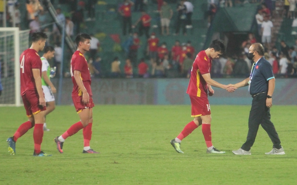 At the end of the match, Mr. Park asked 6 Vietnamese U23 players to practice more at Viet Tri Stadium