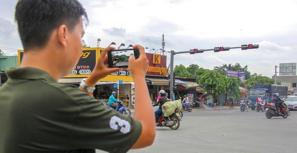 Thanh Xuan District Police sanctioned car drivers entering prohibited roads through Facebook news